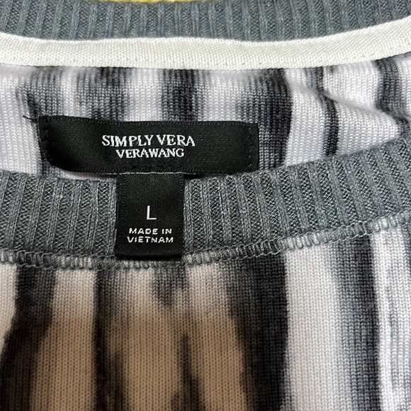 EUC Vera Wang long top - Picture 2 of 15